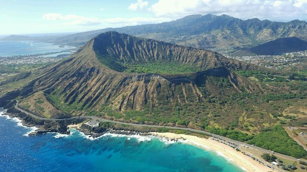 Quelles croisières offrent des randonnées pour explorer les volcans en Hawaï?