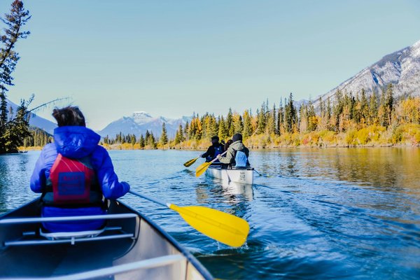 Comment louer une maison flottante sur le lac d'Annecy avec des kayaks pour une exploration libre?